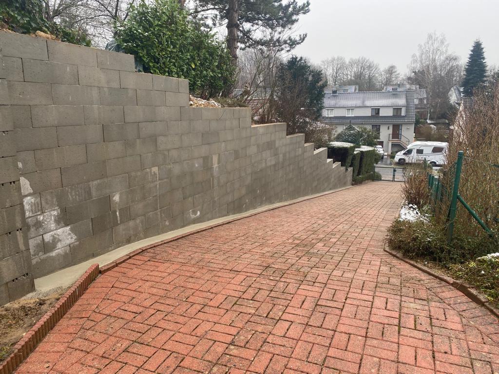 Mur de soutènement en blocs béton avec allée pavée