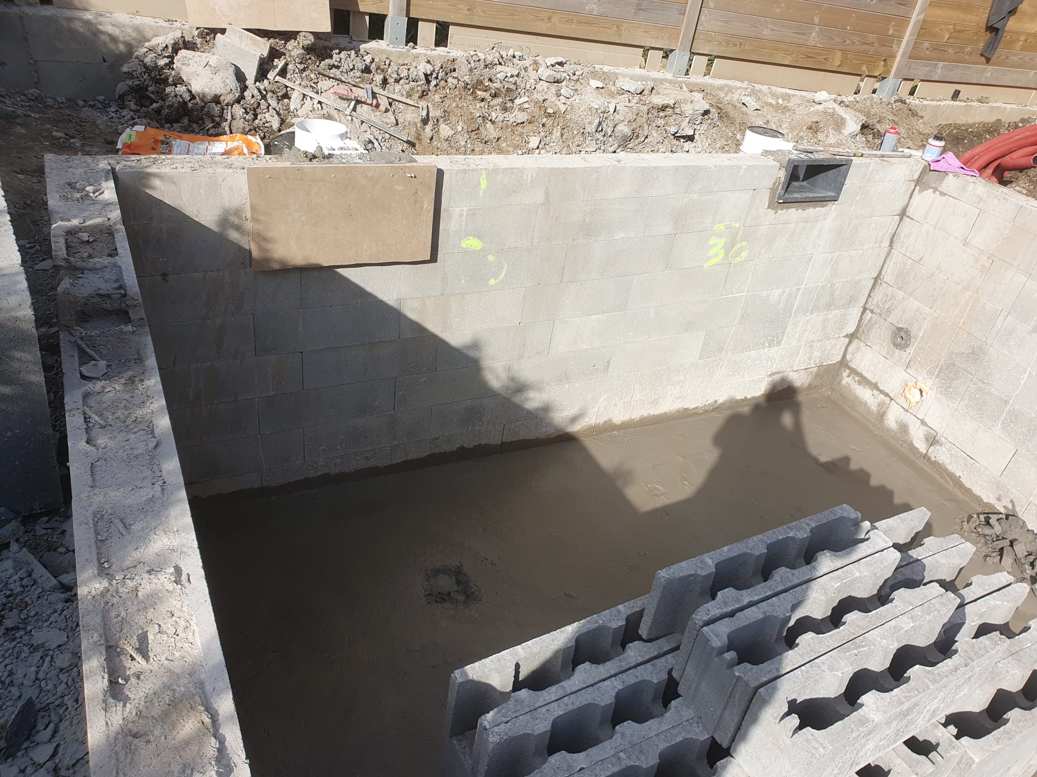 Construction d'une piscine en blocs béton