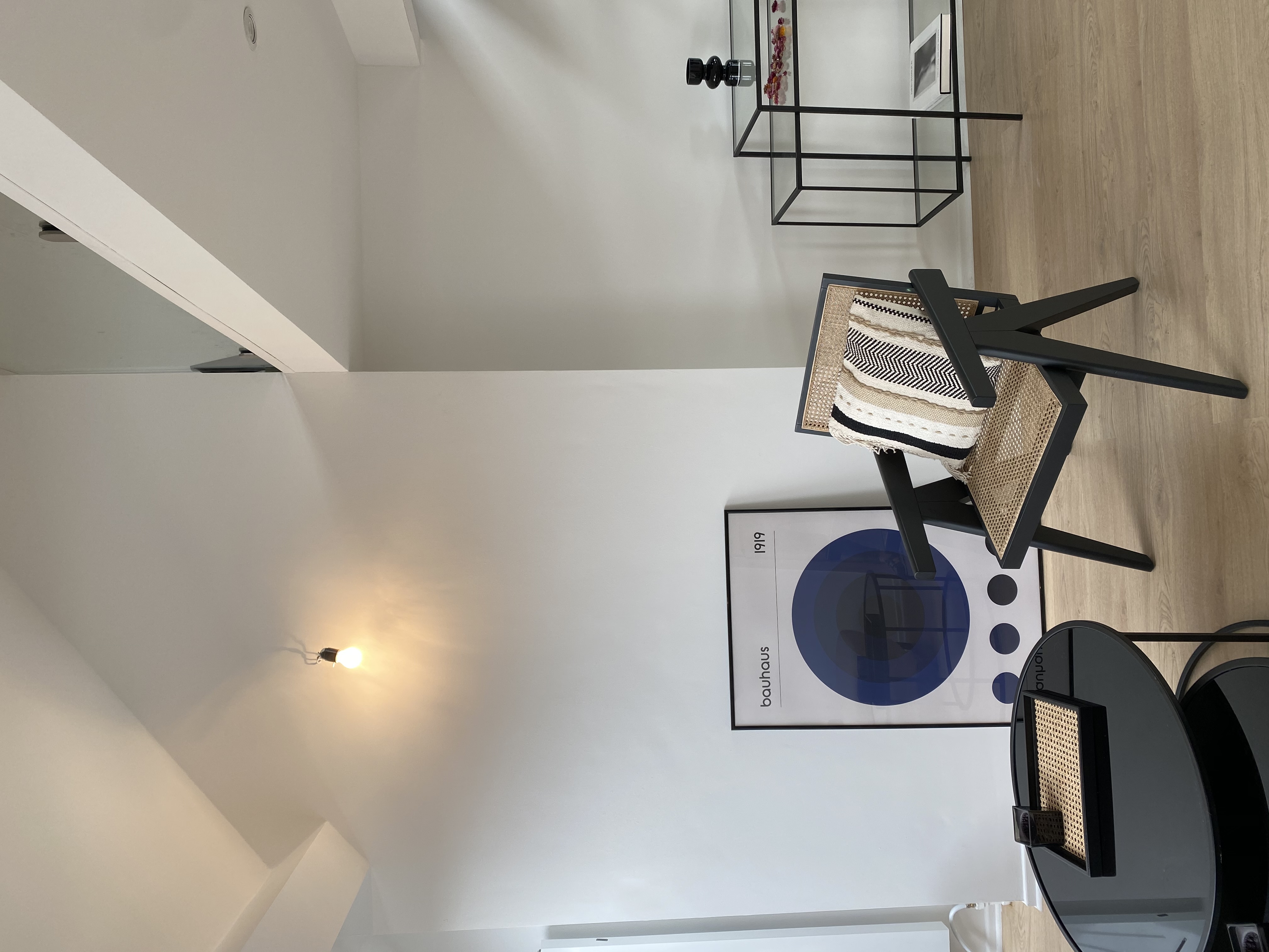 Séjour minimaliste sous grande hauteur avec parquet clair