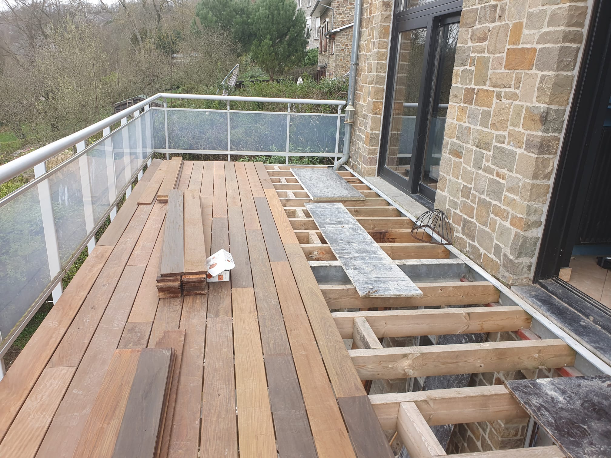 Pose des lames d'une terrasse en bois sur sa structure