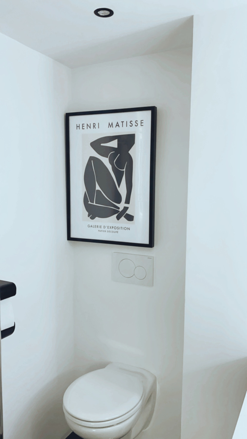 WC suspendu dans une niche en microciment blanc